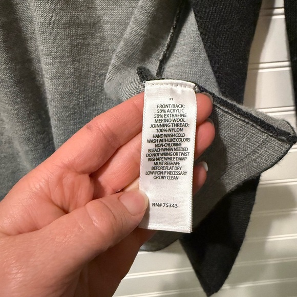 Ellen Tracy gray sweater size small. - Picture 4 of 5